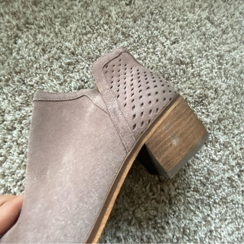 Susina 8.5 pink suede ankle booties, back zipper, side angle cut - Picture 3 of 7